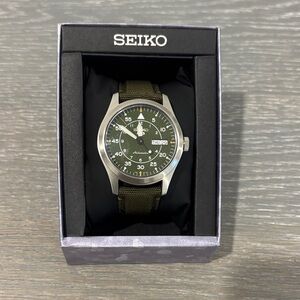 Gorgeous Seiko 5 in Hunter Green